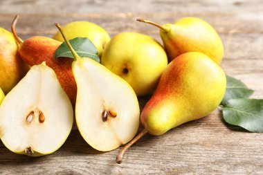 Olgun armut ahşap masa üzerinde. Sağlıklı snack