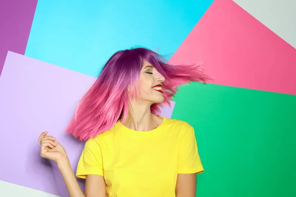 Portrait Jeune Femme Souriante Aux Cheveux Raides Teints Sur Fond — Photo