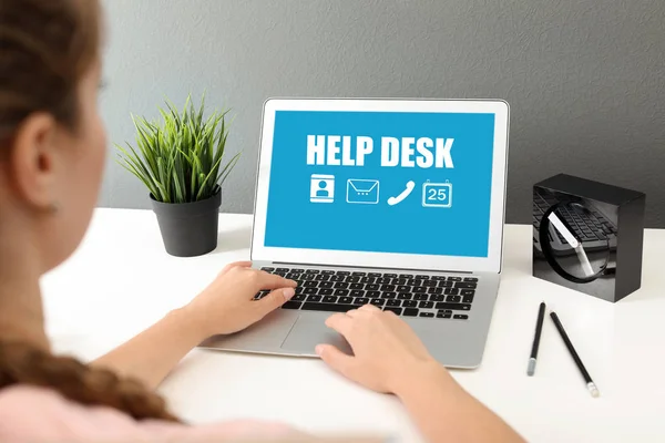 Frau Nutzt Laptop Mit Online Technischer Unterstützung Tisch Büro Kontakt — Stockfoto