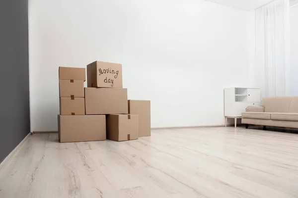 Pile Moving Boxes Empty Room — Stock Photo, Image