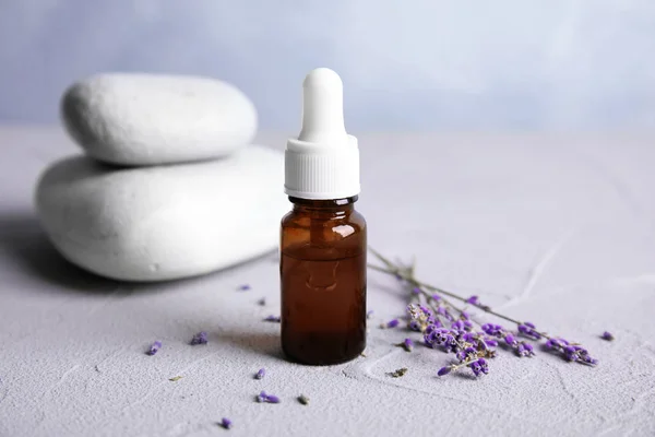 Natuurlijke Kruiden Olie Lavendel Bloemen Tafel Tegen Onscherpe Achtergrond — Stockfoto