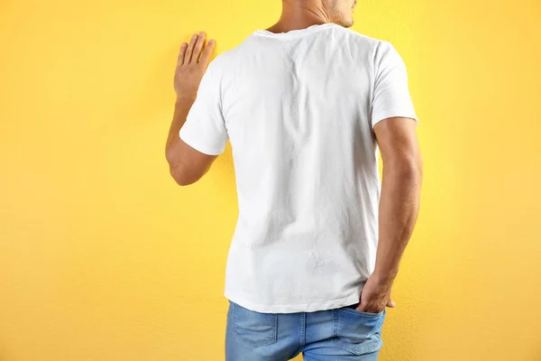 Jovem Shirt Sobre Fundo Cor Mockup Para Design — Fotografia de Stock