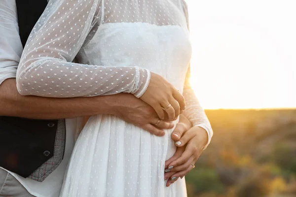 Lyckliga Bruden Och Brudgummen Står Utomhus Vid Solnedgången Närbild — Stockfoto