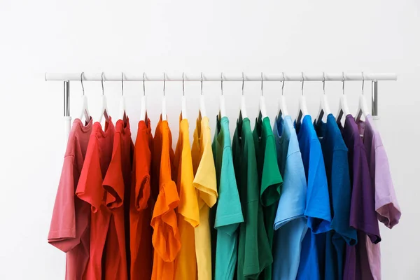 Beyaz Arka Plan Üzerinde Parlak Kıyafetleri Ile Raf Gökkuşağı Renkleri — Stok fotoğraf