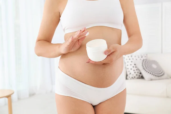 Mujer Embarazada Sosteniendo Crema Corporal Casa Primer Plano — Foto de Stock