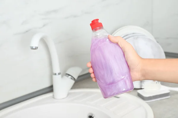 Mulher Segurando Garrafa Produto Limpeza Para Lavar Louça Perto Pia — Fotografia de Stock