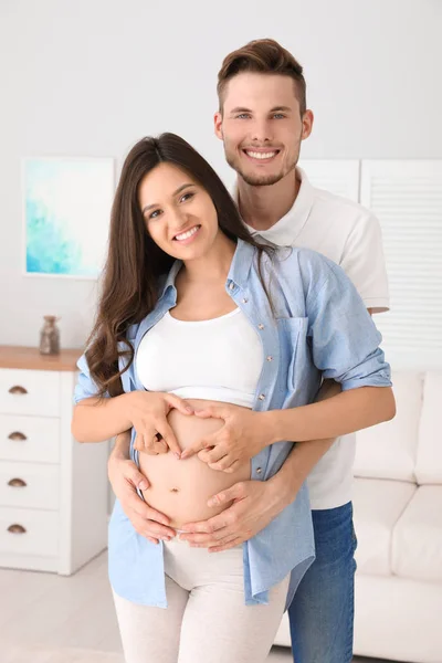 Kobieta Ciąży Jej Mąż Wyświetlono Serca Rąk Domu — Zdjęcie stockowe