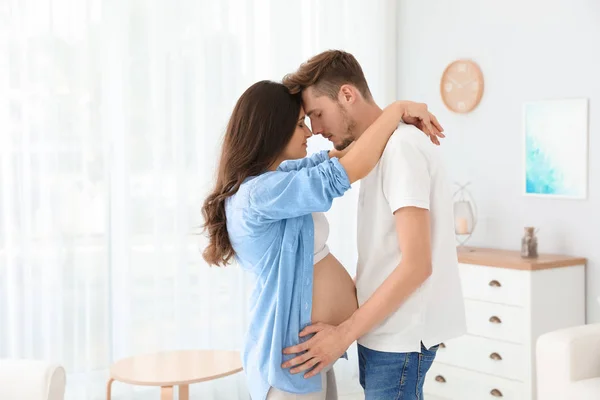 Junger Mann Und Seine Schwangere Frau Umarmen Sich Hause — Stockfoto