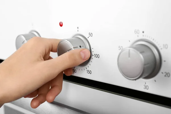Wanita Menyesuaikan Oven Listrik Closeup Peralatan Dapur — Stok Foto