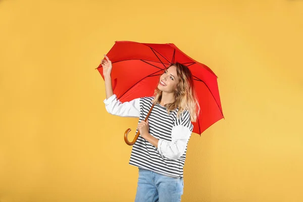 Женщина Красным Зонтиком Цветном Фоне — стоковое фото
