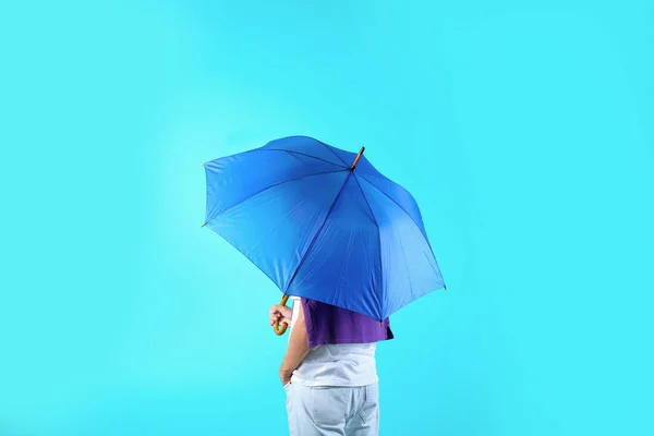 Hombre Con Paraguas Azul Sobre Fondo Color — Foto de Stock