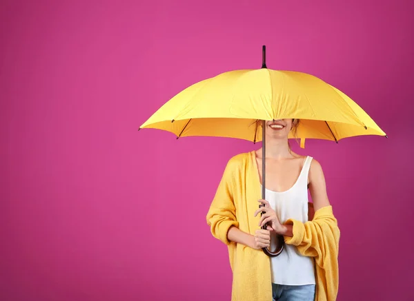 Vrouw Met Gele Paraplu Kleur Achtergrond Ruimte Voor Tekst — Stockfoto