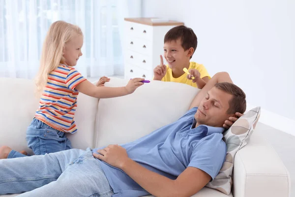 Mischievous Children Markers Sleeping Father Home Planning April Fool Day — Stock Photo, Image