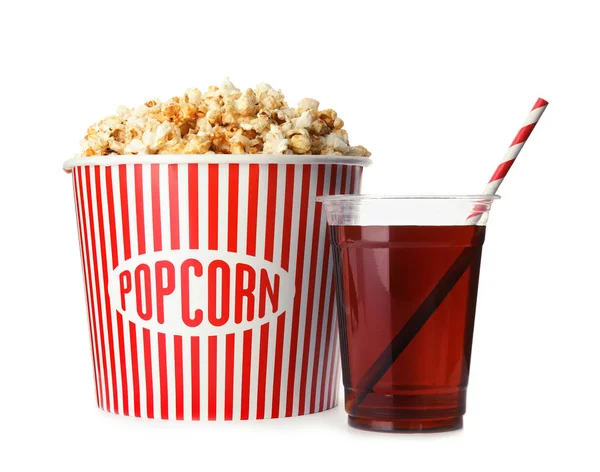 Hink Med Läckra Popcorn Och Plast Kopp Cola Vit Bakgrund — Stockfoto