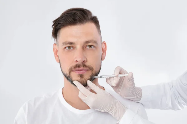 Pria Dewasa Mendapatkan Injeksi Wajah Pada Latar Belakang Putih Konsep — Stok Foto