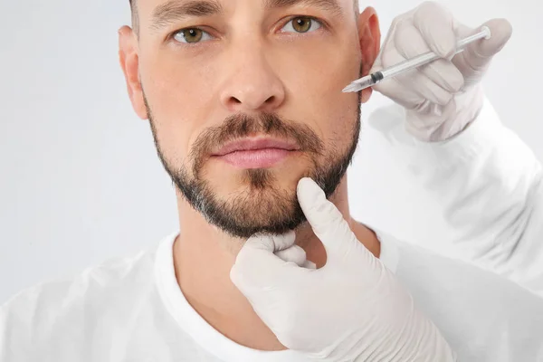 男人得到面部注射在白色背景 特写镜头 美容手术概念 — 图库照片