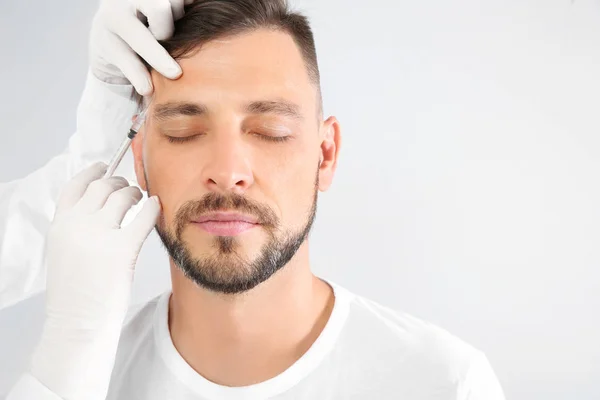 Volwassen Man Krijgen Gezicht Injectie Witte Achtergrond Cosmetische Chirurgie Concept — Stockfoto