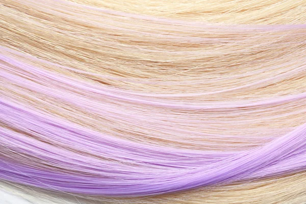 Kosmyki Włosów Blond Fioletowe Jako Tło Zbliżenie — Zdjęcie stockowe