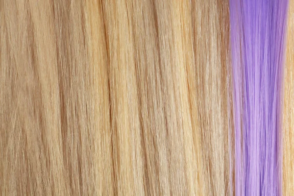 Kosmyki Włosów Blond Fioletowe Jako Tło Zbliżenie — Zdjęcie stockowe