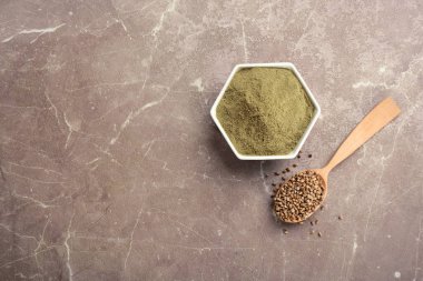 Kase ve kaşıkla tohumlar üzerinde tablo, üstten görünüm kenevir protein tozu. Metin için yer