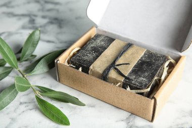 El yapımı sabun bar karton kutu ve masada zeytin dal