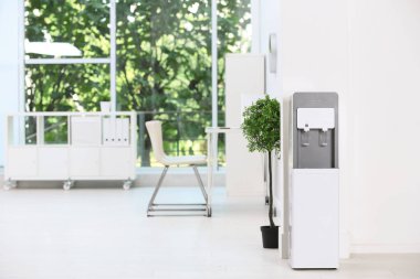 Modern su soğutucu şık ofis iç