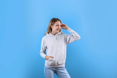 Kapşonlu kazak renk arka plan üzerinde kadın portresi. Alan tasarımı için