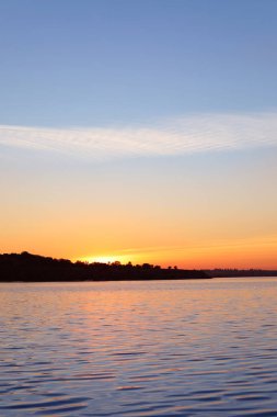 Nehir kenarında güzel bir gün batımı manzarası.