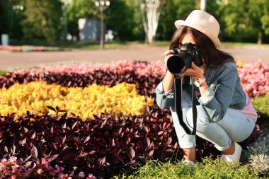 Genç kadın fotoğrafçı alarak fotoğraf ile profesyonel kamera açık havada nehir günbatımı