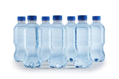 Beyaz arka plan üzerinde su ile plastik şişe toplama