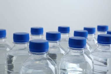 Satır beyaz arka plan üzerinde saf su ile plastik şişe