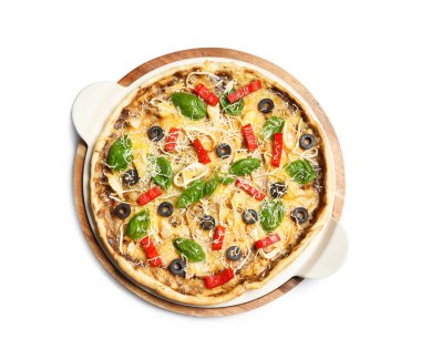 Beyaz arka planda, üstten görünüm lezzetli ev yapımı pizza ile ahşap tahta