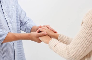 Adam kadının elele açık renkli. Kavramı destek ve yardım