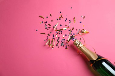 Yaratıcı düz metin için yer ve şampanya şişesi ile kompozisyon renk arka plan üzerinde yatıyordu.