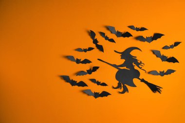 Kağıt yarasalar ve metin için yer ile renk arka plan üzerinde cadı kesme. Cadılar bayramı dekorasyonu