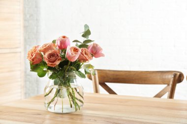İç Tasarım Oda tablo öğesi olarak vazo ile güzel çiçekler. Metin için yer