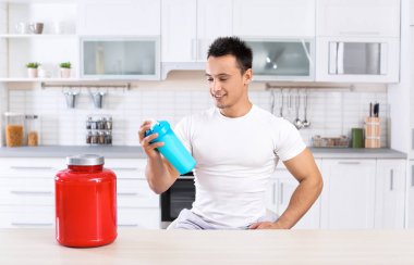 Genç adam sokakta protein içeceği içme