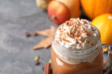 Mason kavanoza lezzetli kabak spice latte gri masada, closeup ile metin için yer ile