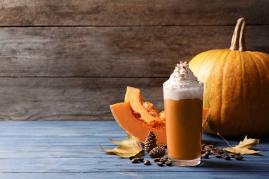 Cam ahşap masa üzerinde lezzetli kabak spice latte ile. Metin için yer