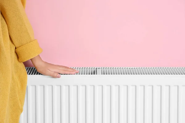 Mujer Mano Calentamiento Radiador Calefacción Cerca Pared Color — Foto de Stock