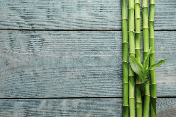 Hastes Bambu Verde Espaço Para Texto Fundo Madeira Vista Superior — Fotografia de Stock