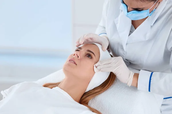Kvinnan Som Genomgår Ansikte Biorevitalization Förfarande Salong Kosmetisk Behandling — Stockfoto