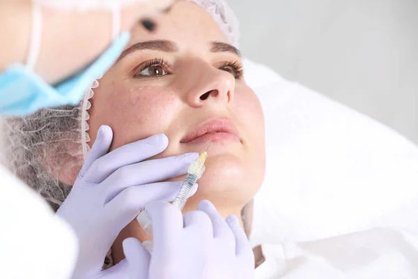 Kobieta Trakcie Procedury Biorevitalization Twarz Salonie Zbliżenie Zabieg Kosmetyczny — Zdjęcie stockowe