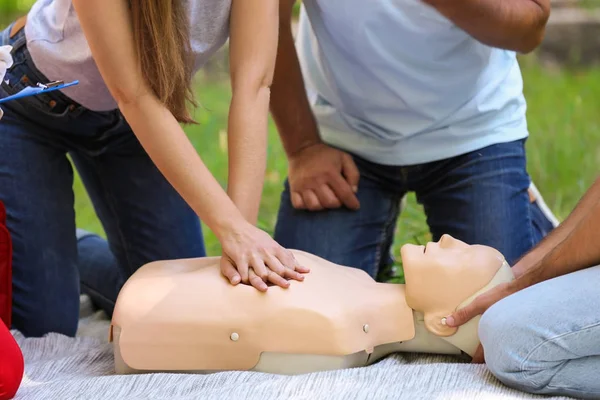 Woman Practicing Cpr Mannequin First Aid Class Outdoors — Stock Photo, Image