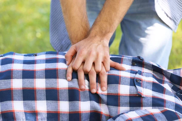 Passerby Performing Cpr Unconscious Man Outdoors First Aid — Stock Photo, Image