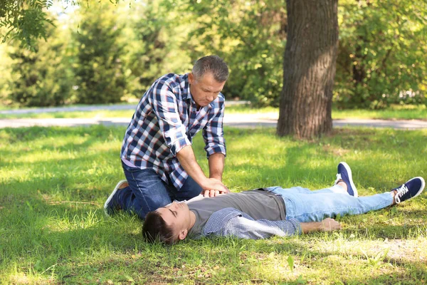 Passersby Helping Unconscious Man Outdoors First Aid — Stock Photo, Image