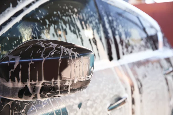 Automóvil Cubierto Con Espuma Lavado Coches Primer Plano —  Fotos de Stock