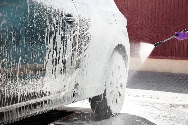 자동차 세차장에서 물탱크를 사용하여 자동차를 청소하는 — 스톡 사진