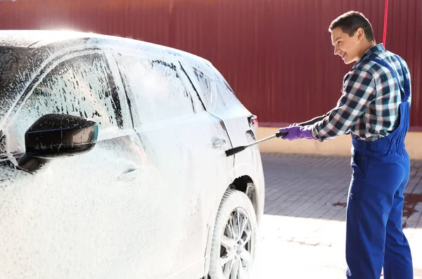 Trabajador Limpieza Automóviles Con Chorro Agua Alta Presión Lavado Coches —  Fotos de Stock