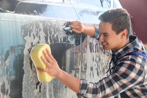 Trabalhador Limpeza Automóvel Com Esponja Lavagem Carro — Fotografia de Stock